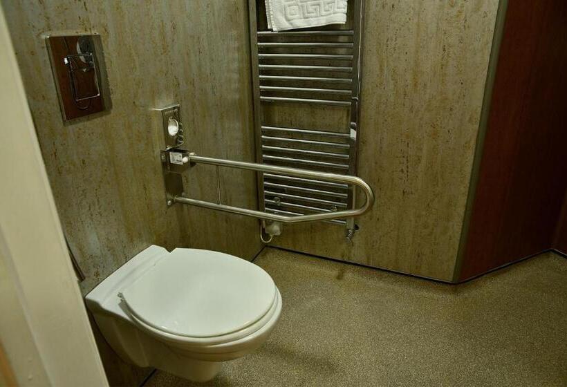 חדר קומפורט לשלושה, The Knighton