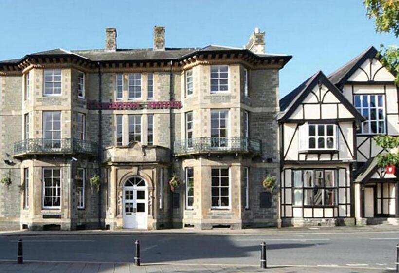 חדר בסיסי לשלושה, The Knighton