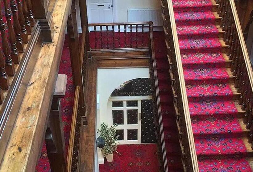 חדר בסיסי לשלושה, The Knighton