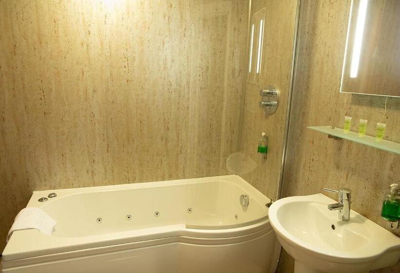 חדר בסיסי לשלושה, The Knighton