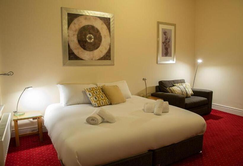 חדר בסיסי לשלושה, The Knighton