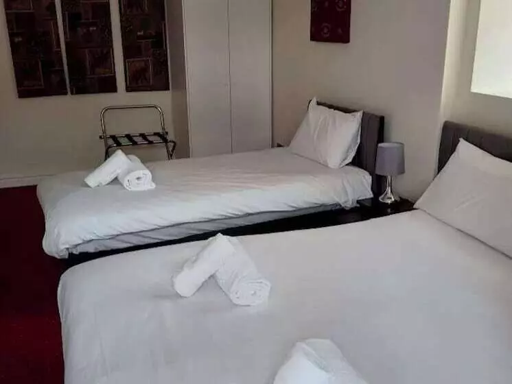 Comfort Kolmen Hengen Huone, The Knighton