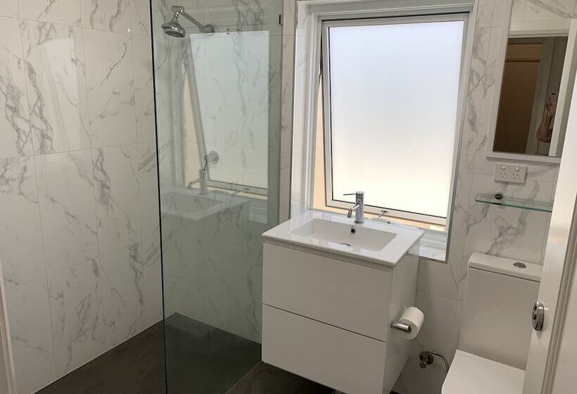 اتاق استاندارد با سرویس بهداشتی مشترک, Carnarvon Lodge Kirribilli, Sydney