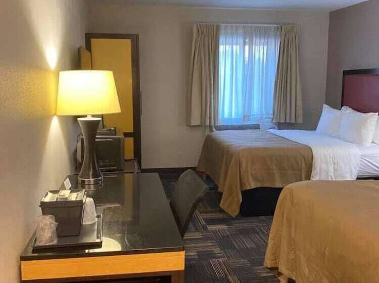 חדר סטנדרט שתי מיטות זוגיות, Quality Inn & Suites Evansville Downtown
