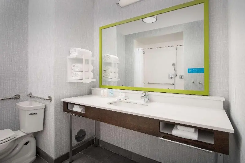 身障者適用キングサイズベッドルーム, Hampton Inn & Suites Lexington Columbia