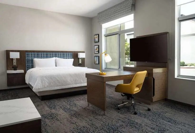 キングサイズベッドのスタンダードルーム, Hampton Inn & Suites Lexington Columbia