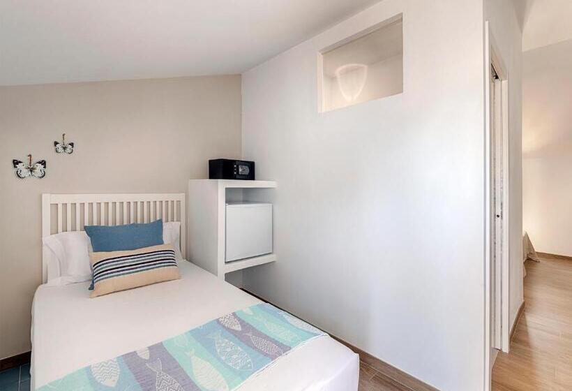 Standard Triple Room with Terrace, Hostal Altea House