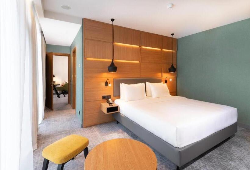 스위트 킹사이즈 침대, Holiday Inn Yerevan Republic Square, An Ihg