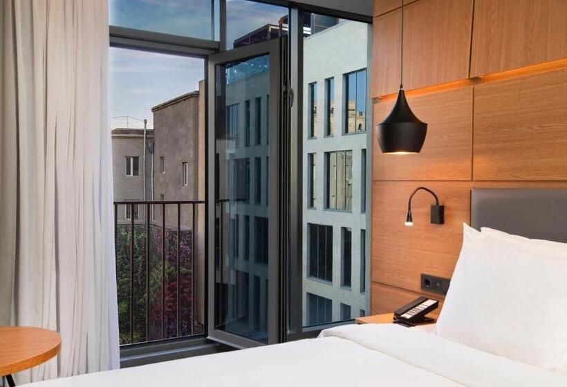 스위트 킹사이즈 침대, Holiday Inn Yerevan Republic Square, An Ihg