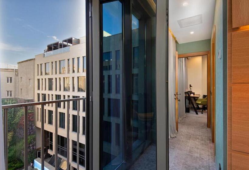 스위트 킹사이즈 침대, Holiday Inn Yerevan   Republic Square, An Ihg