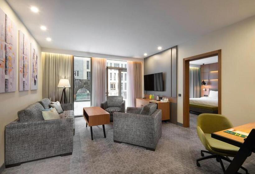 스위트 킹사이즈 침대, Holiday Inn Yerevan Republic Square, An Ihg