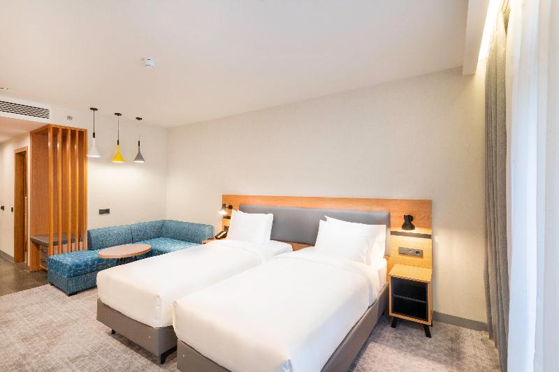 스위트 킹사이즈 침대, Holiday Inn Yerevan Republic Square, An Ihg