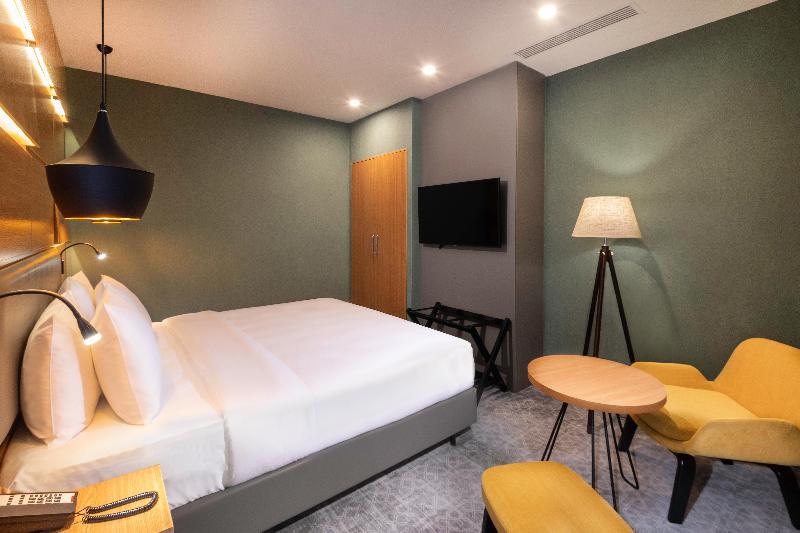 스위트 킹사이즈 침대, Holiday Inn Yerevan   Republic Square, An Ihg