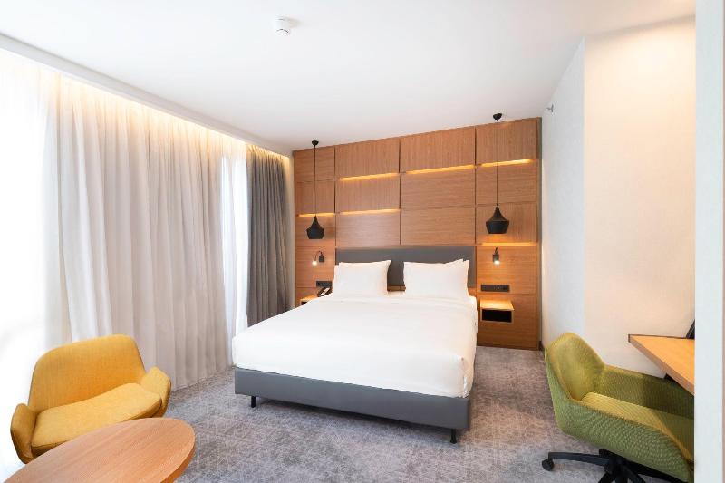 이그제큐티브 룸 킹사이즈 침대, Holiday Inn Yerevan Republic Square, An Ihg