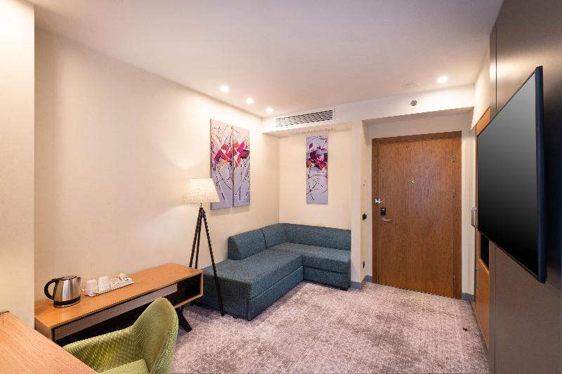 스위트 킹사이즈 침대, Holiday Inn Yerevan Republic Square, An Ihg