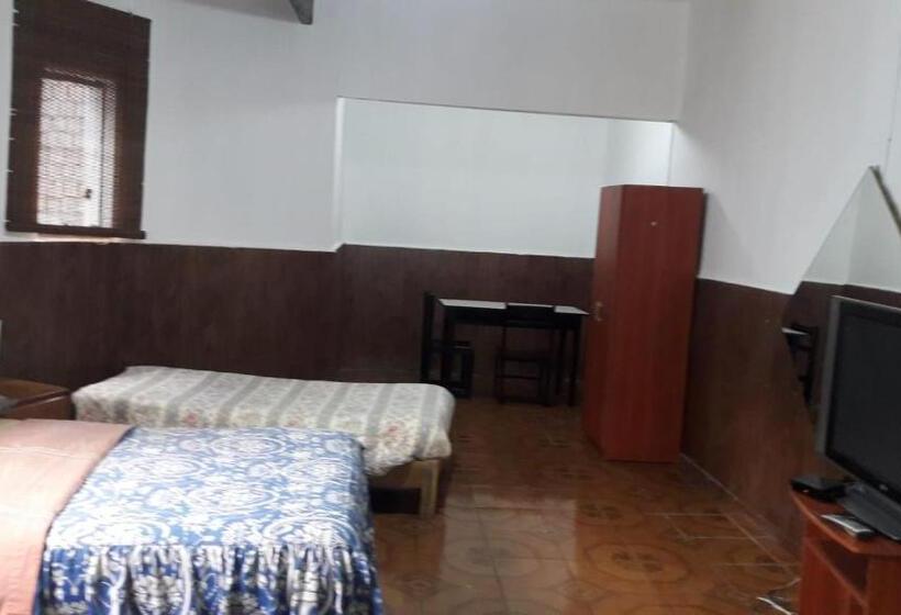 غرفة قياسية ثلاثية, Hospedaje Schell