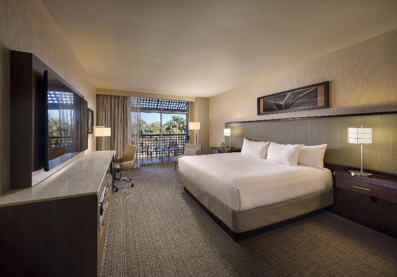 キングサイズベッドのスタンダードルーム, Comfort Inn & Suites At I 74 And 155