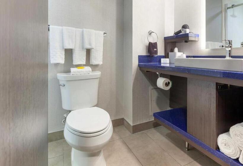 מיטת קינג בסוויטה, Glō Best Western Mississauga Corporate Centre