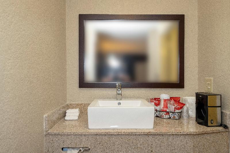 带大床的高级房间, Red Roof Inn Plus+ St. Augustine