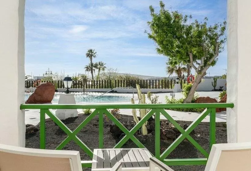 اتاق استاندارد با چشم‌انداز استخر, LIVVO Volcán Lanzarote