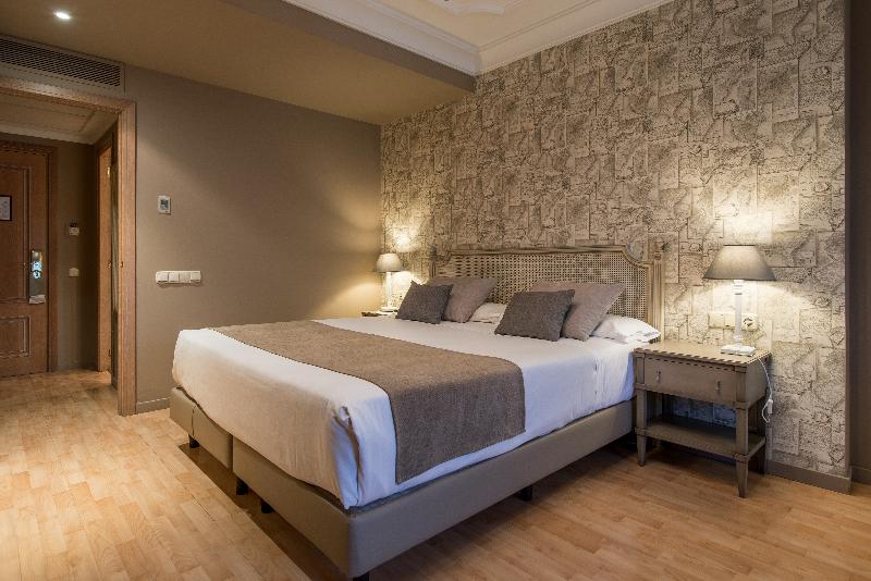 غرفة قياسية ثلاثية, Vincci Lys