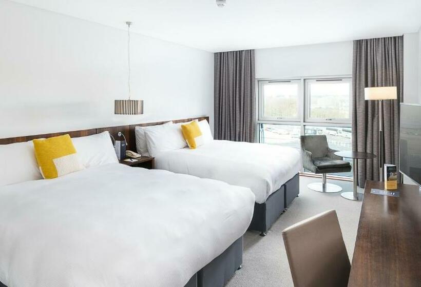 Семейный Номер, Voco Reading