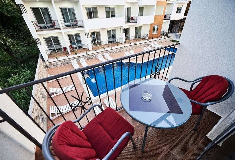 Standard Triple Room Pool View, Halibas