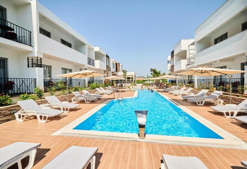Standard Triple Room Pool View, Halibas