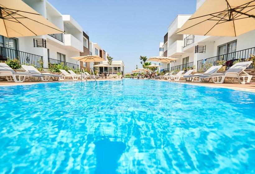 Standard Triple Room Pool View, Halibas