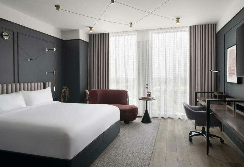 اتاق استاندارد با تخت بزرگ, Renaissance Milwaukee West