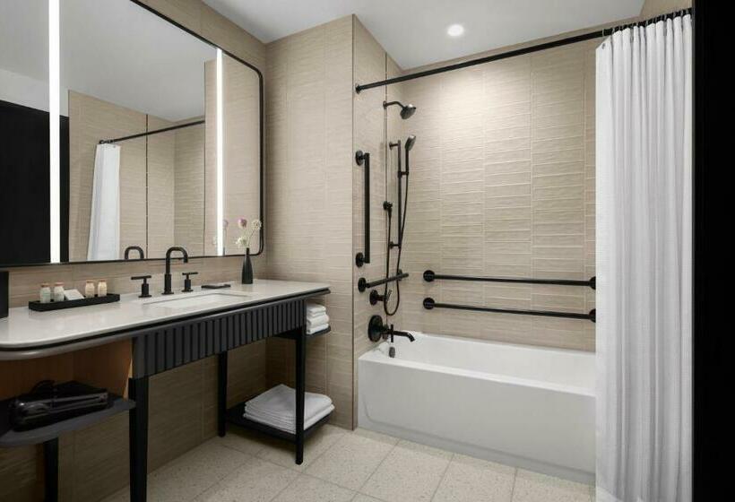 اتاق استاندارد با تخت بزرگ, Renaissance Milwaukee West