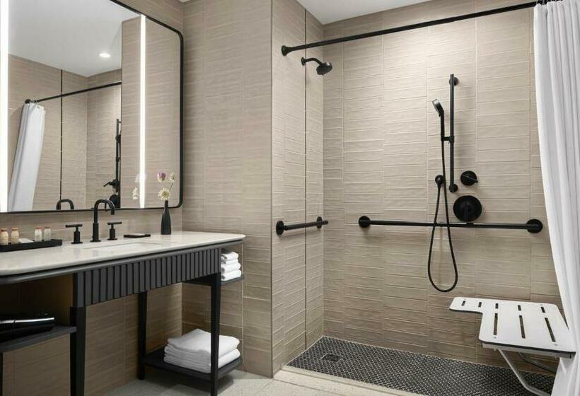اتاق استاندارد با تخت بزرگ, Renaissance Milwaukee West