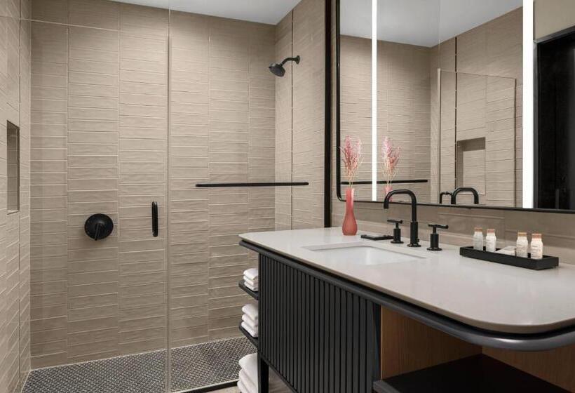 اتاق استاندارد با تخت دو نفره بزرگ, Renaissance Milwaukee West