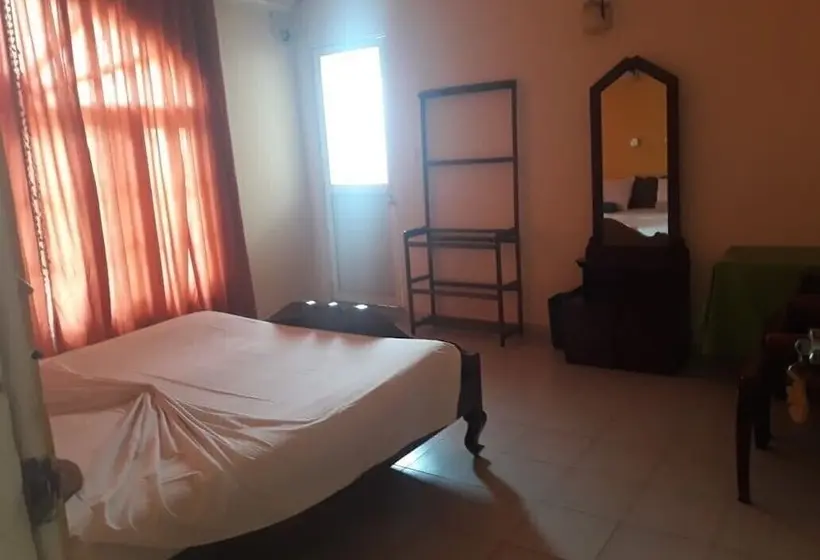اتاق استاندارد, Oasis Inn