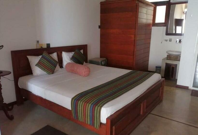 اتاق لوکس با چشمانداز دریا, Lucky Tuna