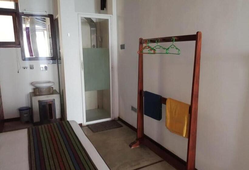 اتاق لوکس با چشمانداز دریا, Lucky Tuna