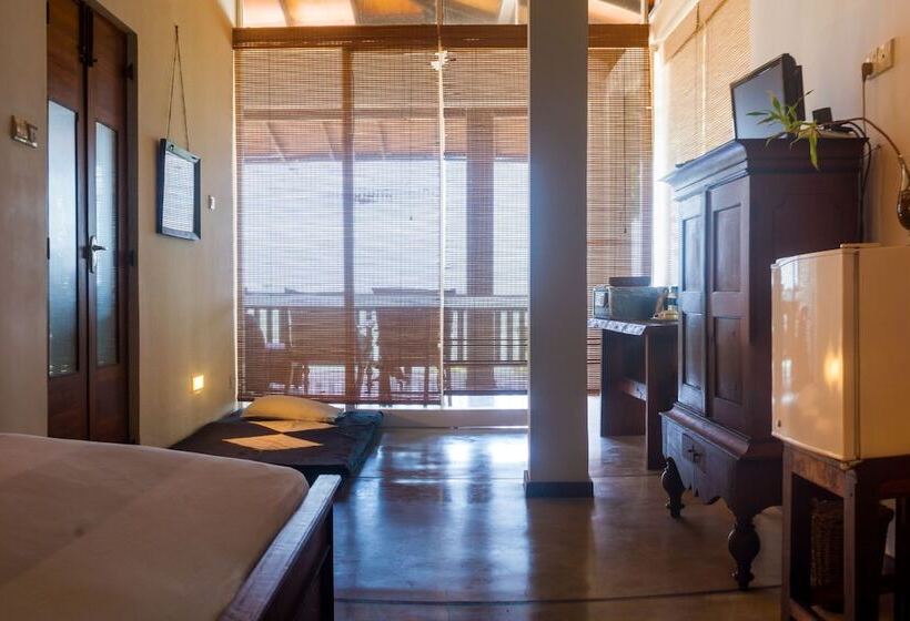 اتاق لوکس با چشمانداز دریا, Lucky Tuna