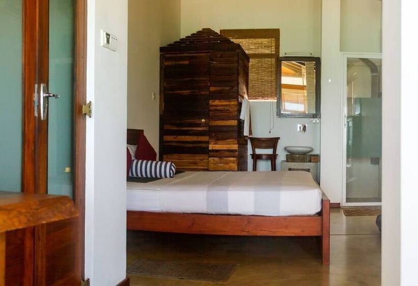 اتاق لوکس با چشمانداز دریا, Lucky Tuna