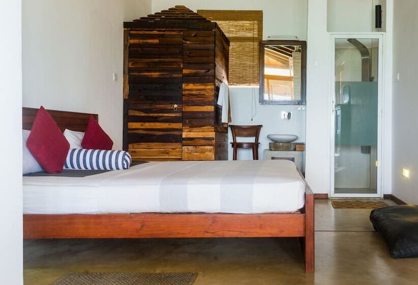 اتاق لوکس با چشمانداز دریا, Lucky Tuna