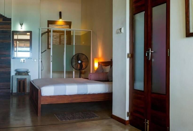 اتاق لوکس با چشمانداز دریا, Lucky Tuna