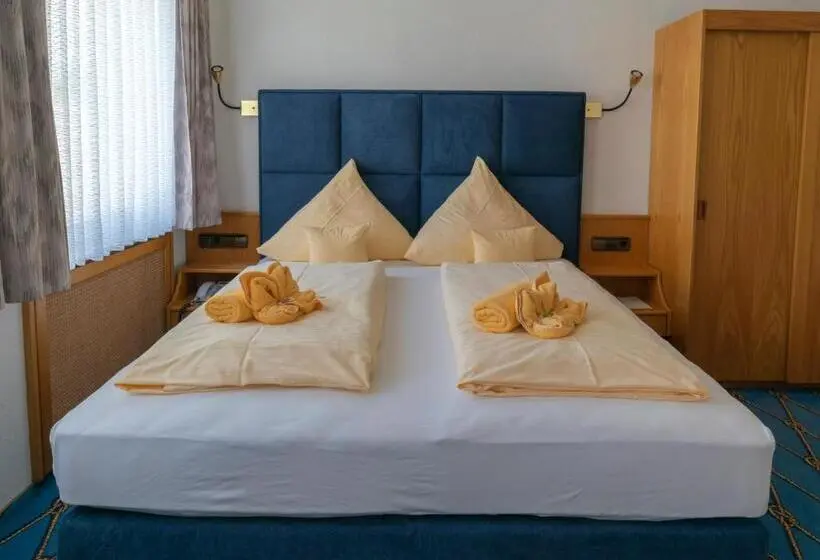 Standard Room, & Restaurant Mainaublick