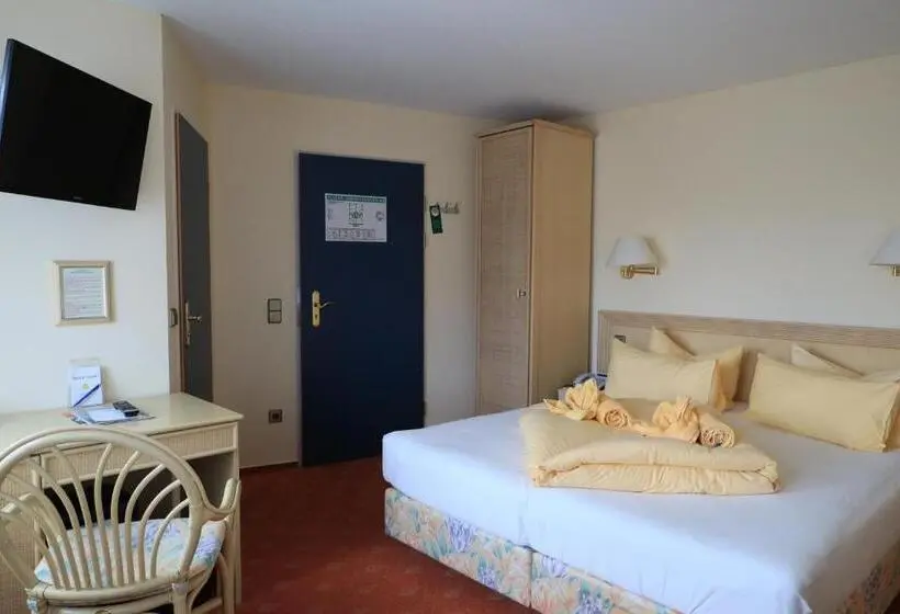 Standard Triple Room, & Restaurant Mainaublick