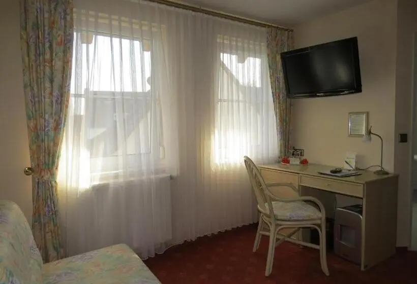 Standard Triple Room, & Restaurant Mainaublick