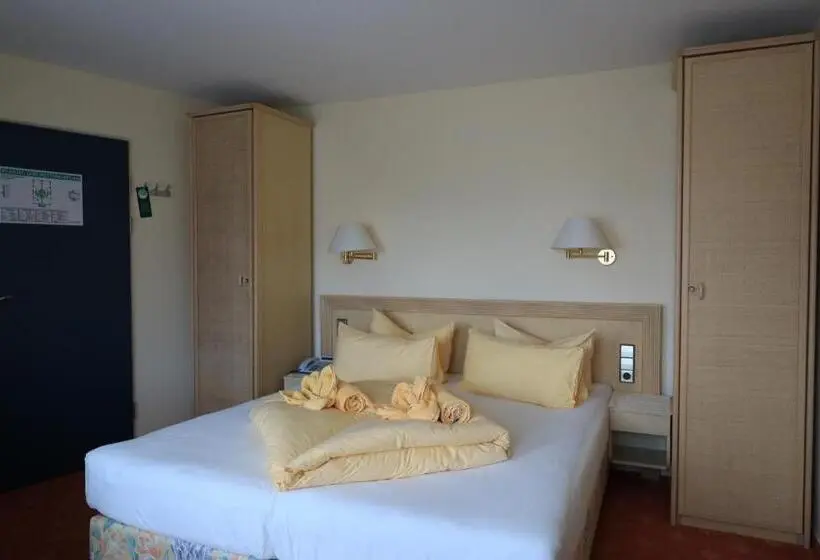 Standard Triple Room, & Restaurant Mainaublick