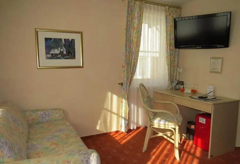 Family Room, & Restaurant Mainaublick