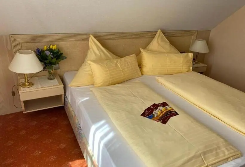 1 Bedroom Apartment, & Restaurant Mainaublick