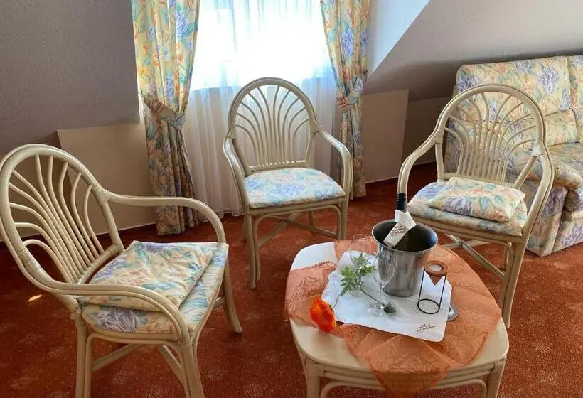 1 Bedroom Apartment, & Restaurant Mainaublick