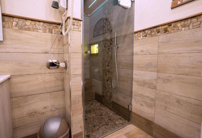 اتاق کلاسیک سه تخته, Antica Piacenza