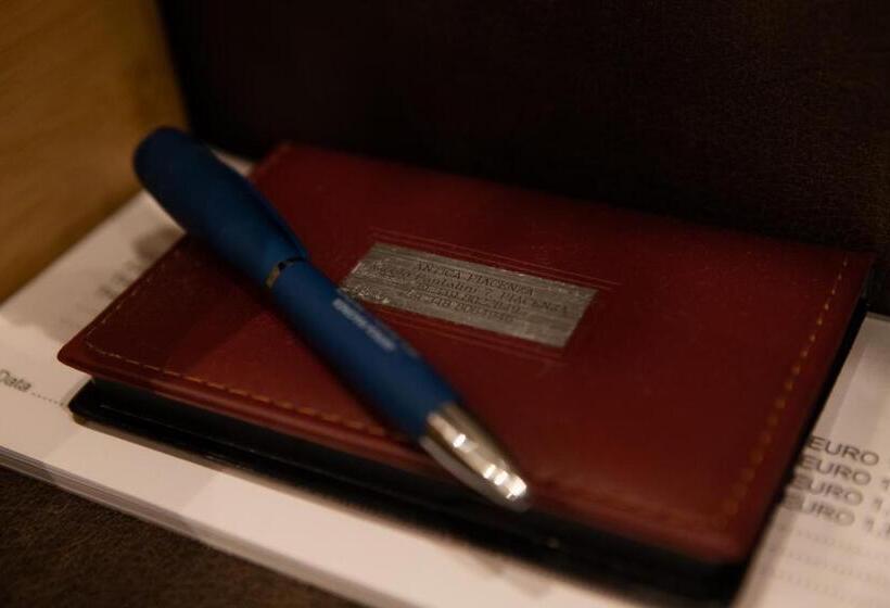 اتاق کلاسیک سه تخته, Antica Piacenza