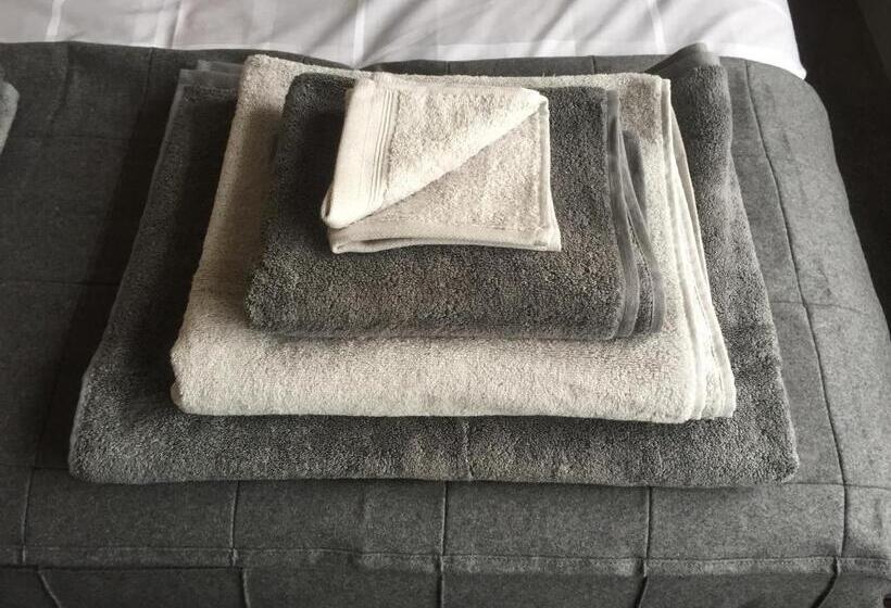 חדר משפחתי, The Woodhouse Inn